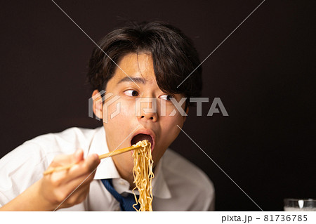 ビジネスマン　夜食　カップラーメン 81736785