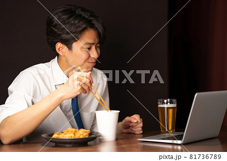 ビジネスマン 夜食 カップラーメン ビジネスマン 夜食 カップラーメン 81736789