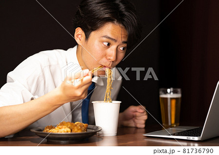 ビジネスマン 夜食 カップラーメン ビジネスマン 夜食 カップラーメン 81736790