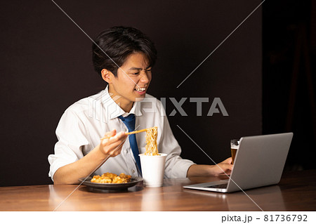 ビジネスマン　夜食　カップラーメン 81736792