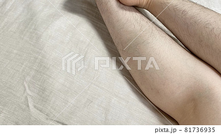無駄毛のたくさん生えた女性の膝下と脛 無駄毛のたくさん生えた女性の膝下と脛 81736935