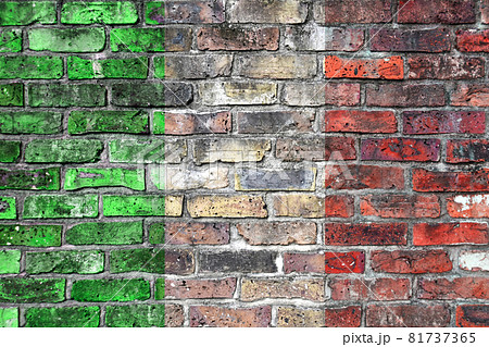 レンガの壁に描かれた、イタリア国旗のデザイン レンガの壁に描かれた、イタリア国旗のデザイン 81737365