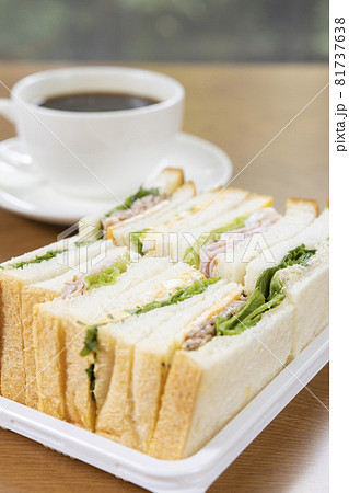 美味しいミックスサンドとコーヒー 美味しいミックスサンドとコーヒー 81737638