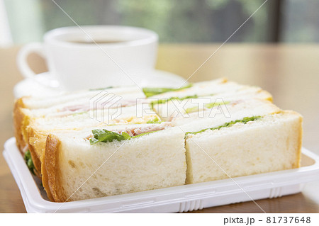 美味しいミックスサンドとコーヒー 81737648