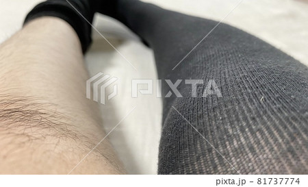 ムダ毛のたくさん生えた靴下を脱いでいる女性の膝と脛 81737774