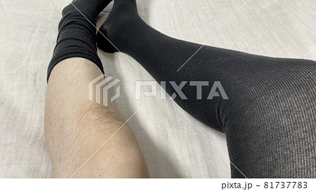 ムダ毛のたくさん生えた靴下を脱いでいる女性の膝と足 ムダ毛のたくさん生えた靴下を脱いでいる女性の膝と足 81737783