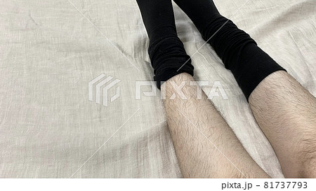 ムダ毛のたくさん生えた靴下を脱いでいる女性の脛と足 81737793