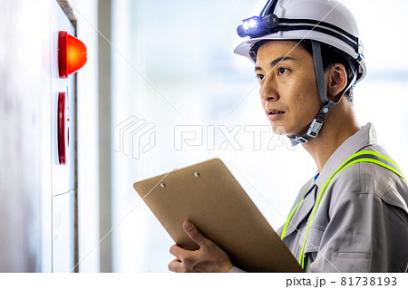 点検をする男性 点検をする男性 81738193
