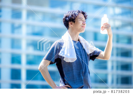 男性がジムで水分補給をしているシーン 81738203