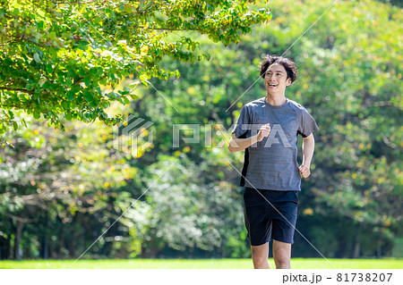 走る男性 走る男性 81738207
