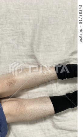 ムダ毛のたくさん生えた女性の脛と膝と脱ぎかけの靴下 ムダ毛のたくさん生えた女性の脛と膝と脱ぎかけの靴下 81738343