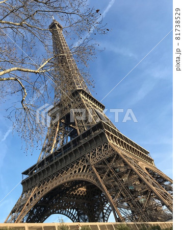 青空に向かってそびえ立つエッフェル塔 81738529
