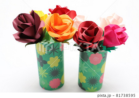 折り紙で作った手作りのバラの花を綺麗な花瓶に飾った様子の写真素材 