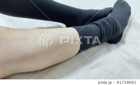 ムダ毛のたくさん生えた靴下を脱いでいる女性の脛と足 ムダ毛のたくさん生えた靴下を脱いでいる女性の脛と足 81738662