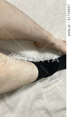 ムダ毛のたくさん生えた靴下を脱いでいる女性の膝と足 ムダ毛のたくさん生えた靴下を脱いでいる女性の膝と足 81738667