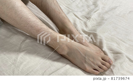 ムダ毛のたくさん生えた女性の膝下と足 81739674