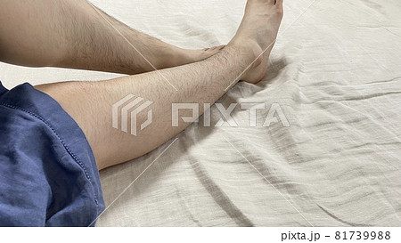 ムダ毛のたくさん生えた女性の膝下とふくらはぎの写真素材 ムダ毛のたくさん生えた女性の膝下とふくらはぎの写真素材