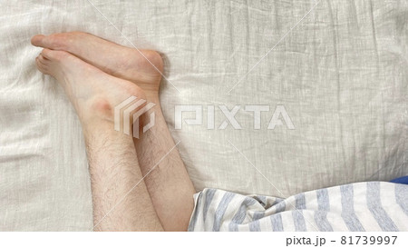 無駄毛のたくさん生えた女性の膝と足 81739997