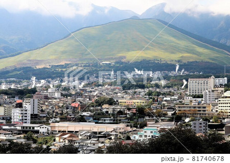 扇山と別府温泉の町並み 81740678