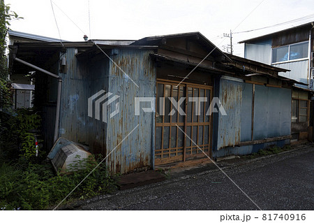 老朽化した家,日本の古い家,狭小住宅,一戸建て,一軒家,古い家 老朽化した家,日本の古い家,狭小住宅,一戸建て,一軒家,古い家