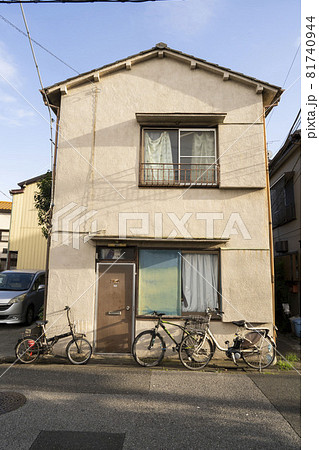 日本の古い木造二階建住宅/狭小住宅/一戸建て/昭和建築 日本の古い木造二階建住宅/狭小住宅/一戸建て/昭和建築 81740944