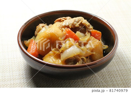 肉じゃが、少し煮くずれしたホクホクの肉じゃが 81740979