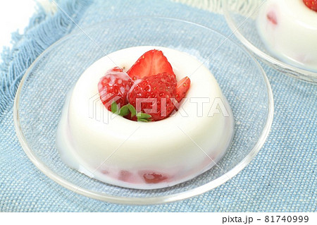 牛乳寒天いちごゼリー 牛乳寒天いちごゼリー 81740999