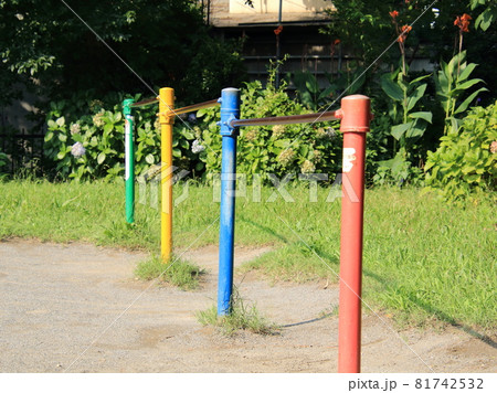 公園の鉄棒 公園の鉄棒 81742532