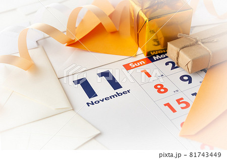 11月のカレンダーとプレゼント　ギフト　誕生日　記念日 81743449