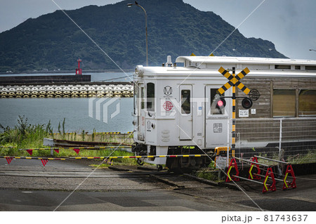 港を見ながら走る日南線観光列車海幸彦山幸彦 81743637