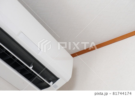 下から見上げるエアコン 下から見上げるエアコン 81744174