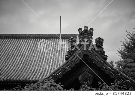 日本の伝統的な建築物の屋根飾り 日本の伝統的な建築物の屋根飾り 81744822