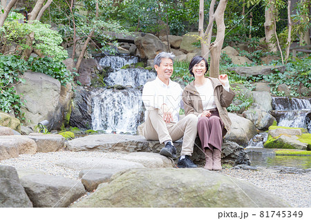 シニア夫婦旅行 滝をバックに思い出を語る仲の良い夫婦 シニア夫婦旅行 滝をバックに思い出を語る仲の良い夫婦 81745349