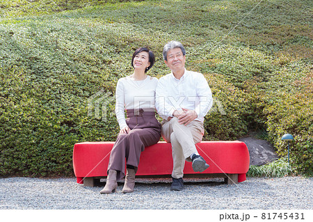 シニア夫婦旅行 長椅子に座り思い出を語る仲の良い夫婦 シニア夫婦旅行 長椅子に座り思い出を語る仲の良い夫婦 81745431