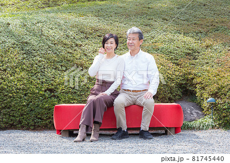 シニア夫婦旅行 長椅子に座り思い出を語る仲の良い夫婦 シニア夫婦旅行 長椅子に座り思い出を語る仲の良い夫婦 81745440