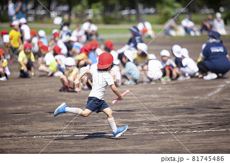 運動会で走る男の子 81745486