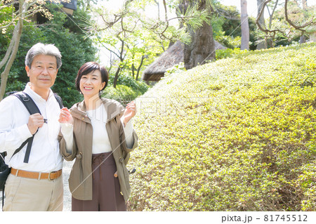 シニア夫婦旅行 仲良く連れ添い思い出を語る仲の良い夫婦 81745512