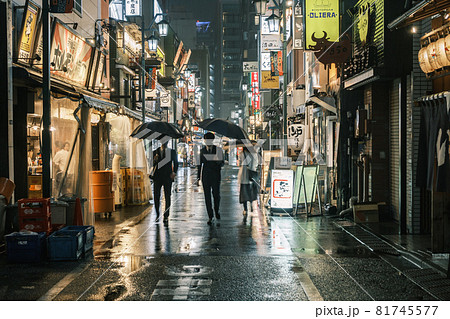 新宿三丁目の飲み屋街とサラリーマン 東京都新宿区 新宿三丁目の飲み屋街とサラリーマン 東京都新宿区 81745577