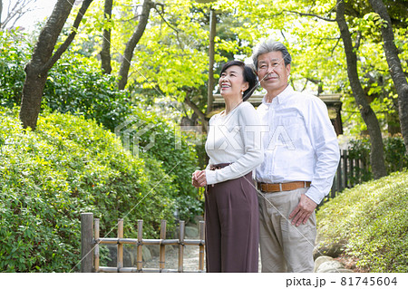 シニア夫婦旅行 仲良く連れ添い思い出を語る仲の良い夫婦 シニア夫婦旅行 仲良く連れ添い思い出を語る仲の良い夫婦 81745604