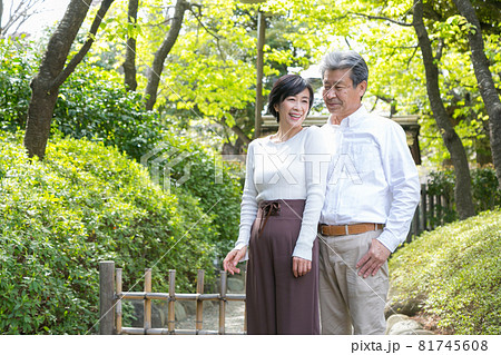 シニア夫婦旅行 仲良く連れ添い思い出を語る仲の良い夫婦 シニア夫婦旅行 仲良く連れ添い思い出を語る仲の良い夫婦 81745608