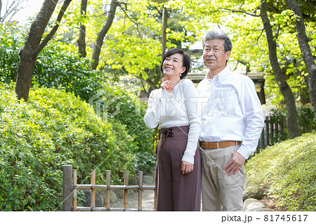 シニア夫婦旅行 仲良く連れ添い思い出を語る仲の良い夫婦 シニア夫婦旅行 仲良く連れ添い思い出を語る仲の良い夫婦 81745617