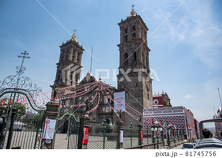 メキシコ プエブラの歴史地区の町並みと教会のカテドラル 大聖堂 メキシコ プエブラの歴史地区の町並みと教会のカテドラル 大聖堂 81745756