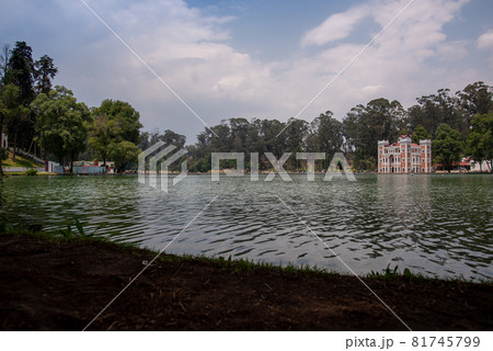 メキシコ　サンマルティの大農業制度の領主の屋敷と池 81745799