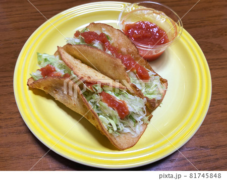 美味しいタコスが黄色のお皿に盛り付けされた画像 81745848