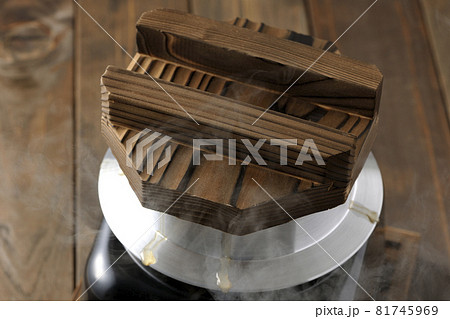 一合炊きのお釜で炊き込みご飯を炊く 81745969