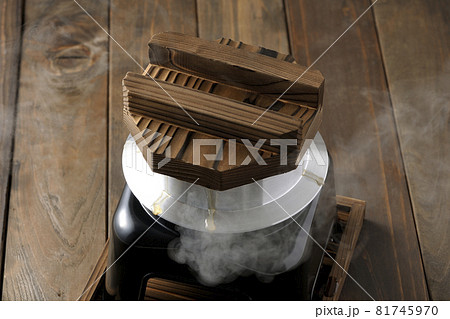 一合炊きのお釜で炊き込みご飯を炊く 81745970