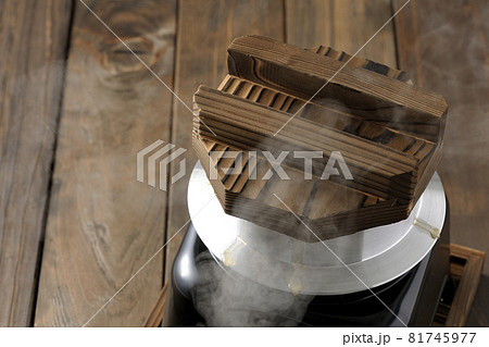 一合炊きのお釜で炊き込みご飯を炊く 81745977