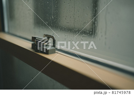 窓を濡らす雨 81745978