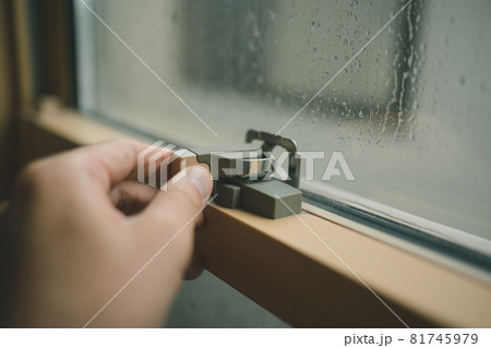窓の鍵を閉める 81745979