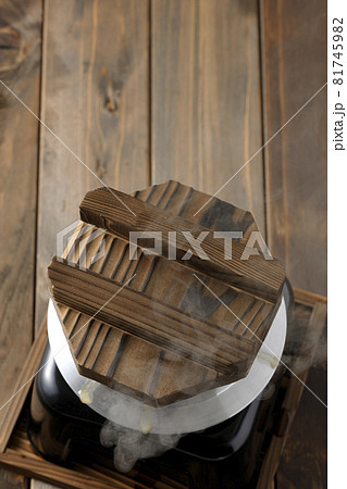 一合炊きのお釜で炊き込みご飯を炊く 81745982